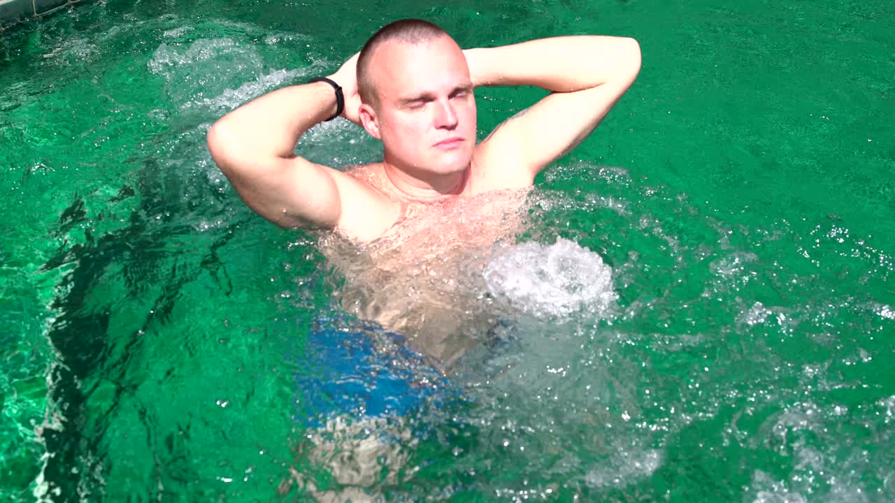 человек стоит в горячей ванне в отеле