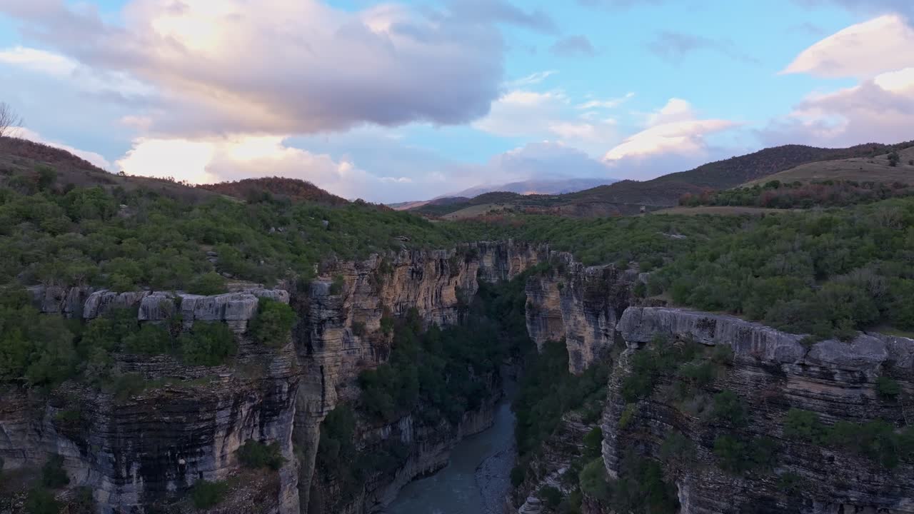 Luftperspektiv av Osumi-juvet og elven Osum som snor seg gjennom steiner, Albania