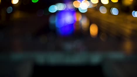 luces borrosas de la ciudad nocturna