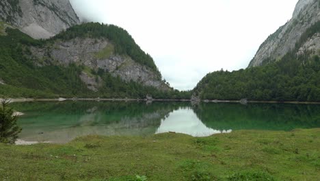 Grüne-Farbe,-Klares-Wasser,-Seeoberfläche-Kräuselt-Sich-An-Einem-Düsteren-Tag-In-Der-Region-Gosausee