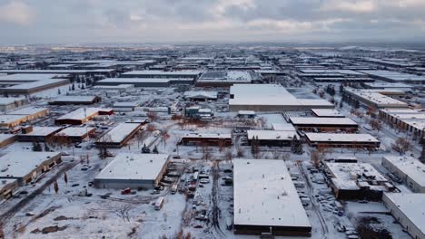 área industrial congelada en américa del norte, cubierta de nieve - capturado desde una vista de avión no tripulado