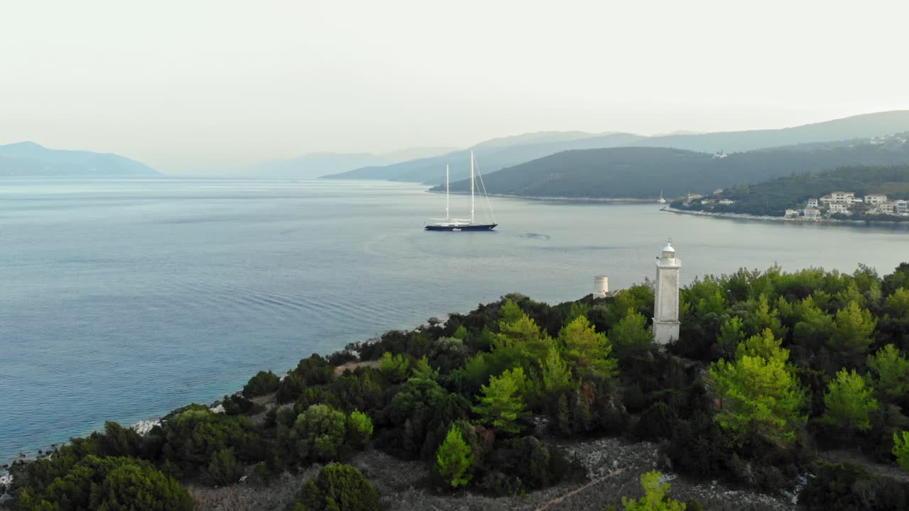 그리스 케팔로니아의 이오니아 해 연안에 있는 피스카도의 새로운 등대의 현대적인 외관