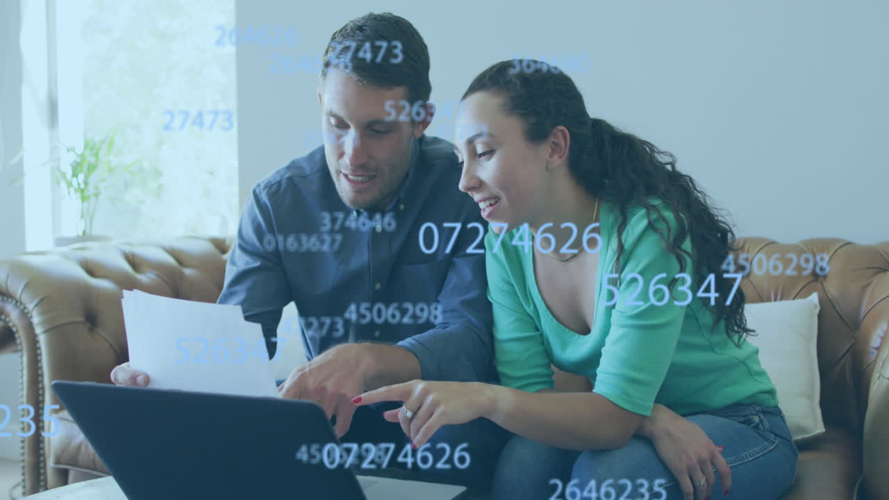 animación del procesamiento de datos sobre una pareja caucásica usando una computadora portátil