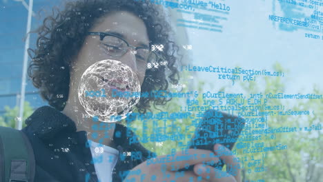 animación del globo y procesamiento de datos sobre un hombre biracial sonriente usando un teléfono inteligente