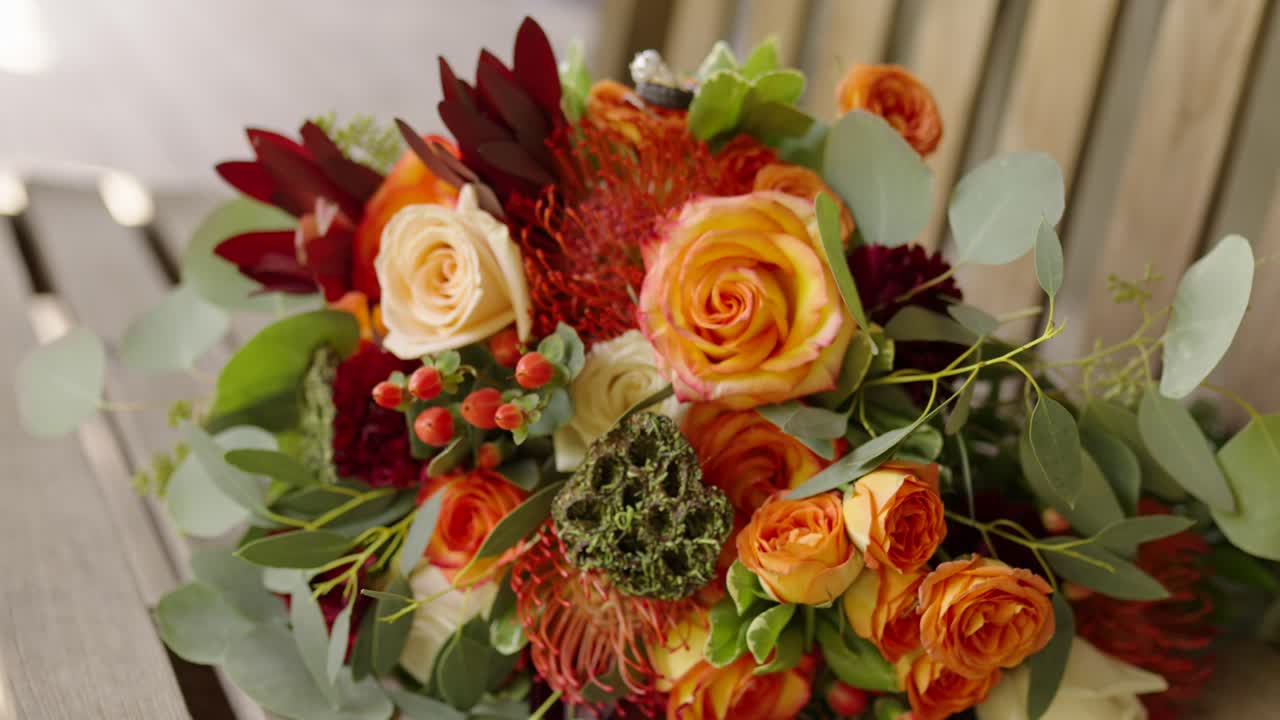 un bouquet seduto su una panchina a dondolo su un portico di legno