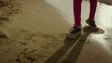 Kind-Geht-Am-Meeresstrand-Spazieren.-Die-Beine-Eines-Kleinen-Mädchens-Laufen-Weg-Und-Krachen-Wellen-Am-Meer