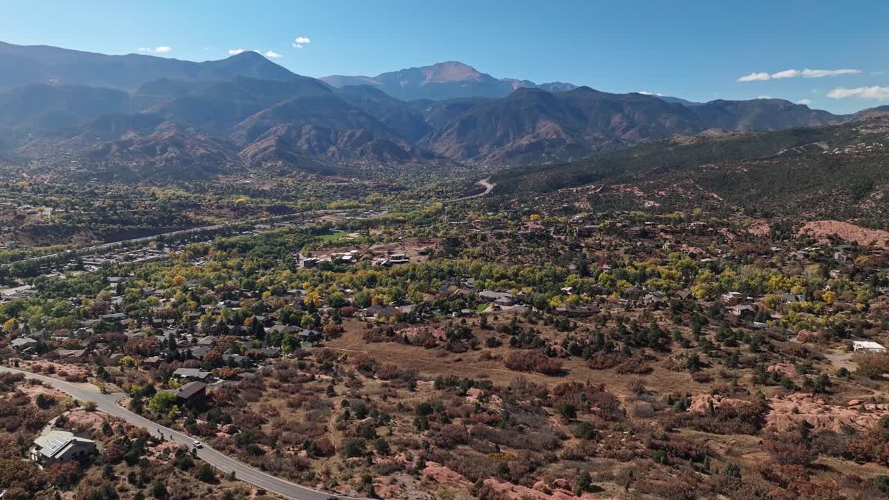 aerial cinematográfica que establece la toma del jardín de los dioses colorado paisaje montañoso épico