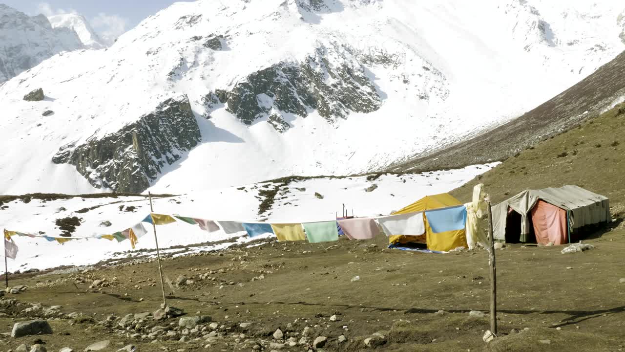 el campamento de tiendas de campaña de darmasala en el paso de larke, a 4500 m de altitud. camino de circuito de manaslu.