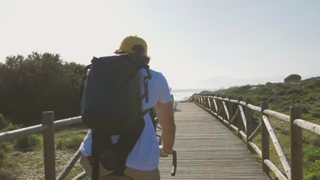 Radfahrer-Auf-Einem-Holzsteg-Zum-Strand-1