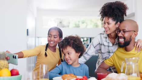 Selfie,-Sonrisa-Y-Familia-Desayunando-Juntos