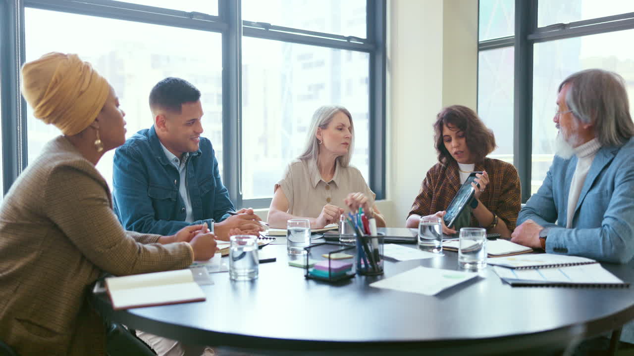gente de negocios, tableta y trabajo en equipo para la planificación