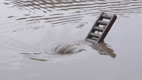 Aguas-De-Inundación-Que-Fluyen-Hacia-El-Alcantarillado-Abierto-En-La-Calle-Después-De-Fuertes-Lluvias