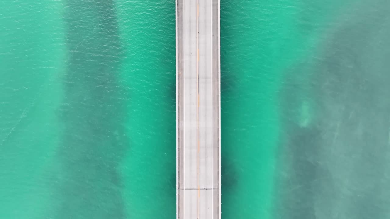 florida keys carretera de arriba hacia abajo drone disparado sin coches de la carretera vacía