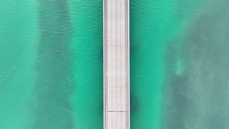 Florida-Keys-Road-Von-Oben-Nach-Unten-Drohnenaufnahme-Ohne-Autos-Auf-Leerer-Straße