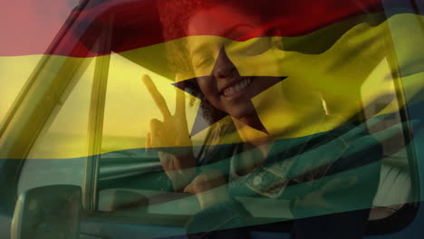 Animación-De-La-Bandera-De-Ghana-Sobre-Una-Persona-Sonriente-Que-Muestra-El-Signo-De-La-Paz-Desde-La-Ventana-Del-Automóvil