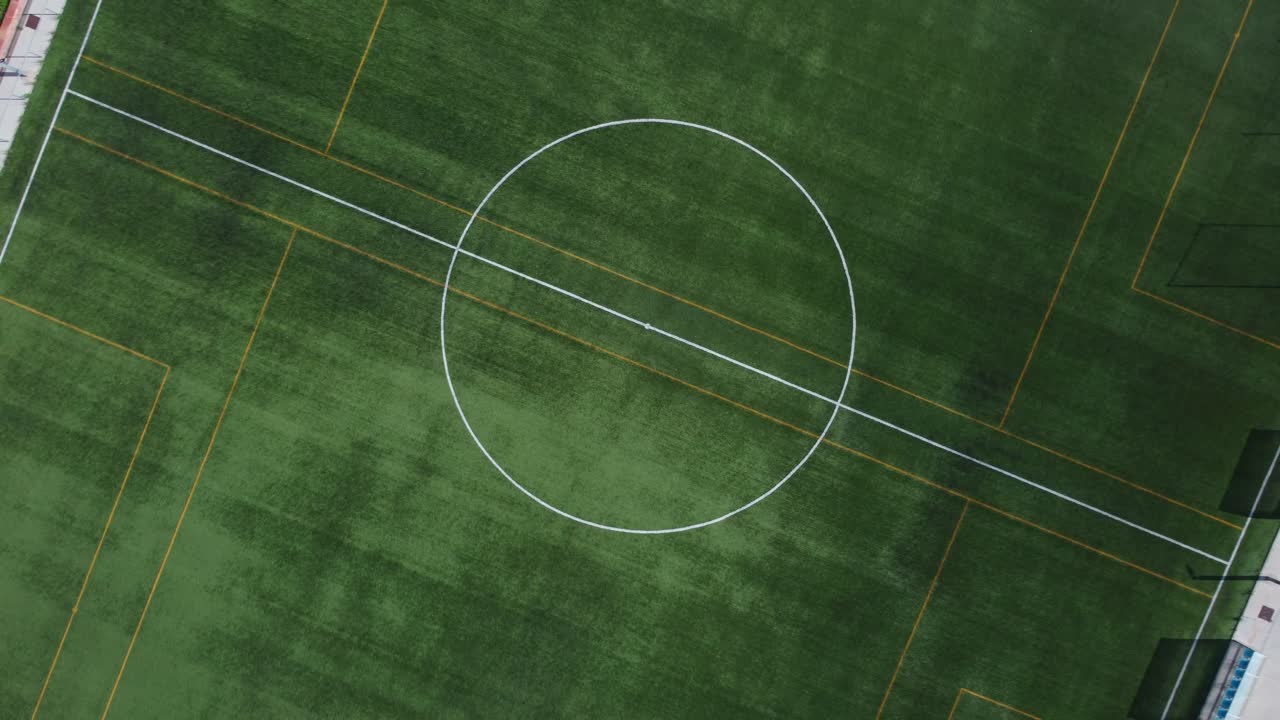 красивое футбольное поле в маунтин, гуальба, провинция барселона, 4к