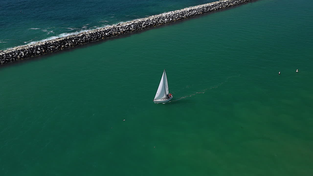 imágenes de drones de un velero que se dirige al mar