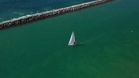 Drohnenaufnahmen-Eines-Segelboots,-Das-Aufs-Meer-Hinausfährt