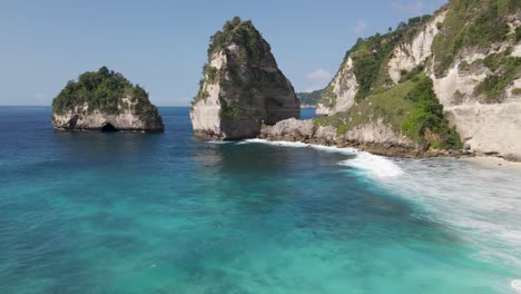 Turquoise-bay-of-Diamond-Beach-on-shore-of-tropical-island-Nusa-Penida