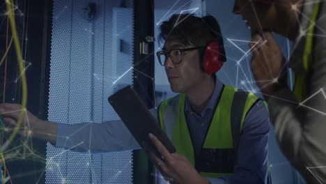 animación de formas que se mueven sobre diversos trabajadores utilizando la tableta en la sala del servidor