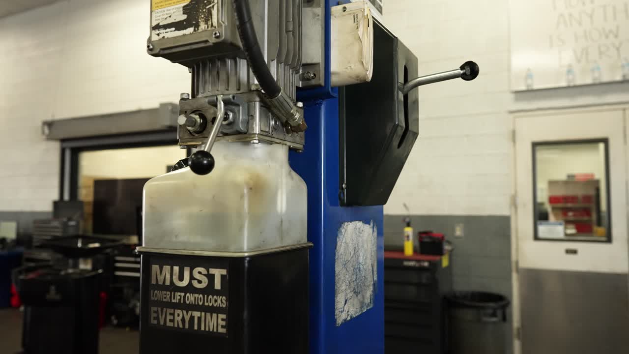 mecanismo de elevación hidráulica para subir y bajar el coche