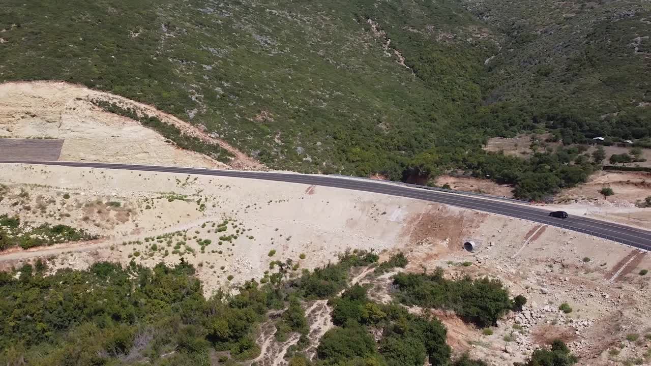 vista aérea lejana de la conducción de automóviles en la carretera del campo