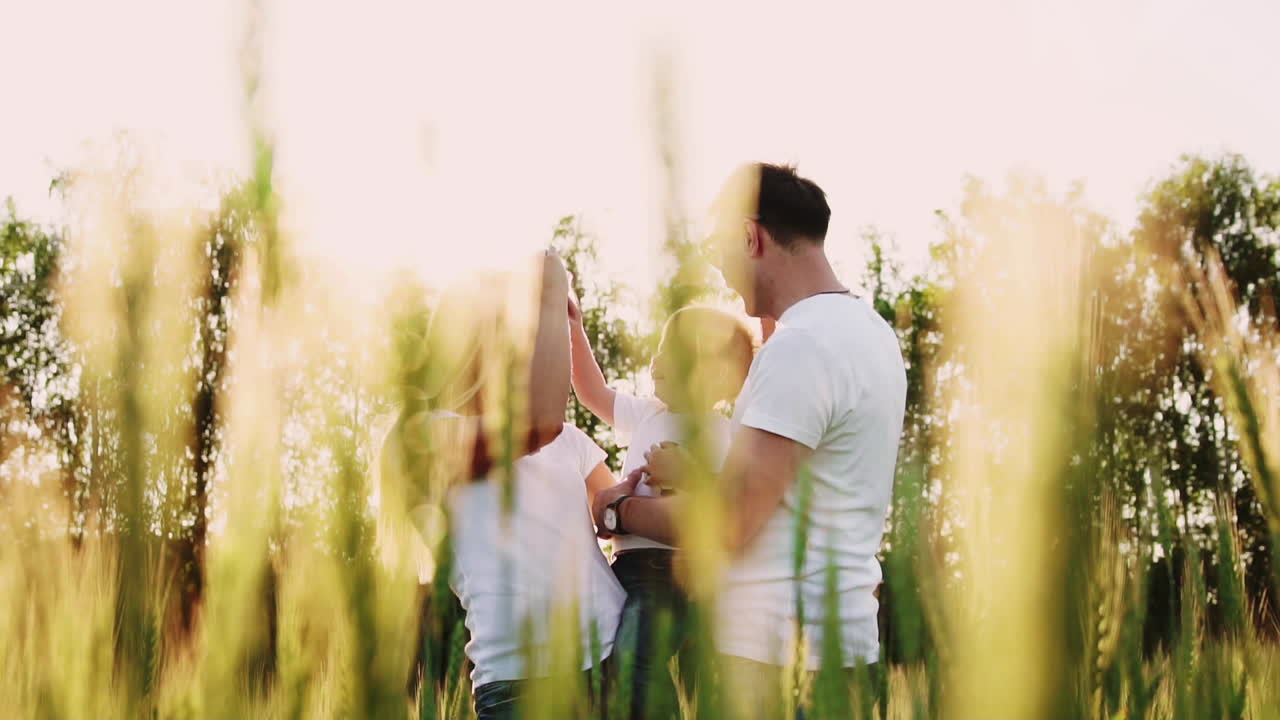 어머니 와 아버지 가 아들 을 안아주고 있다