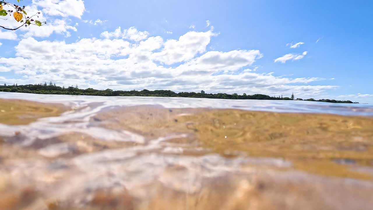 transición de la vista bajo el agua a la vista por encima del agua
