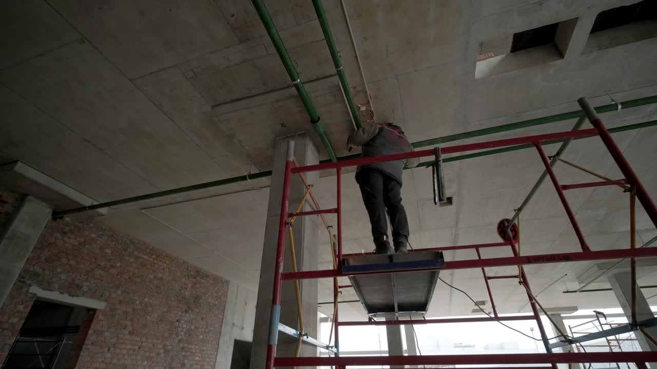 los trabajadores profesionales instalan tuberías de alcantarillado o de suministro de agua en una fábrica moderna. construcción de una fábrica, hangar