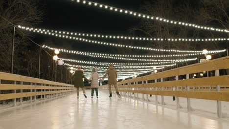 patinaje sobre hielo en familia por la noche