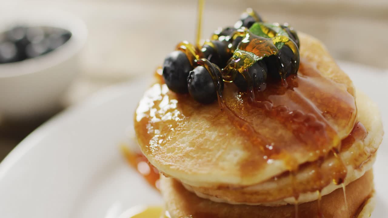 video de panqueques en un plato visto desde arriba sobre un fondo de madera
