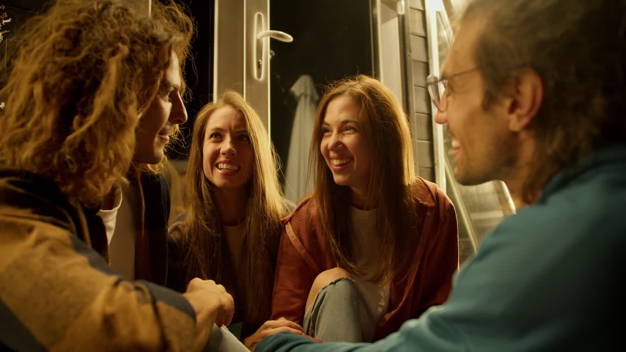 dos chicas y dos chicos se están divirtiendo. descanse en la casa de campo.