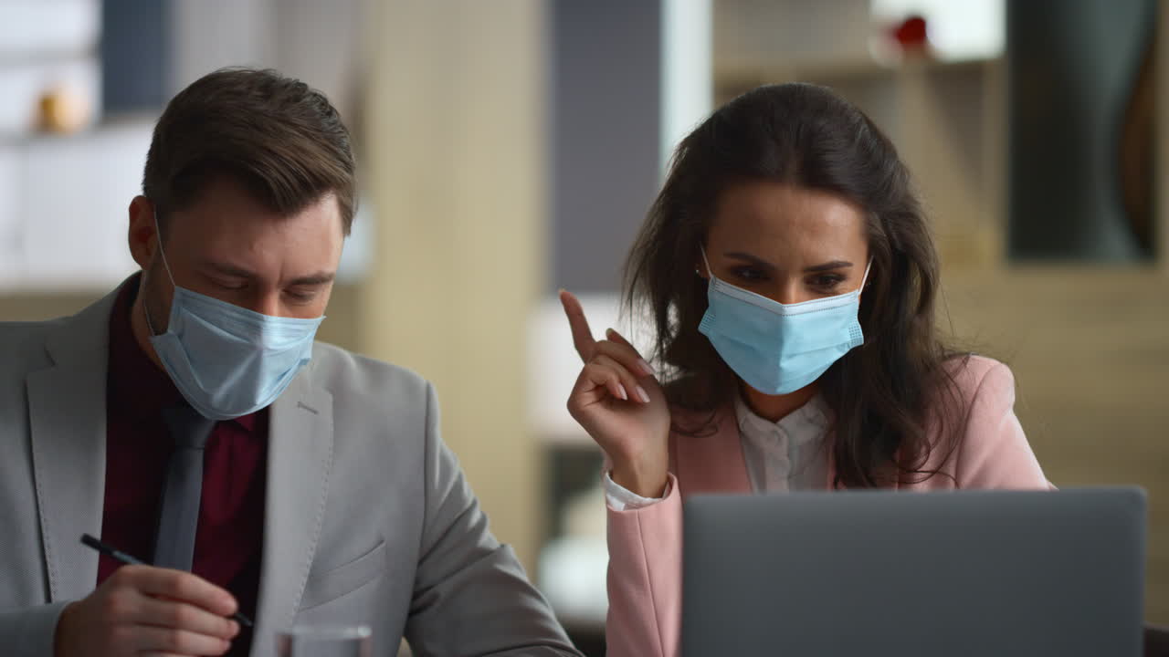 두 명의 사업가들이 이야기하고 있습니다.