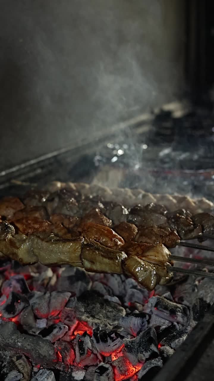 pinzas de carne a la parrilla en una parrilla de carbón