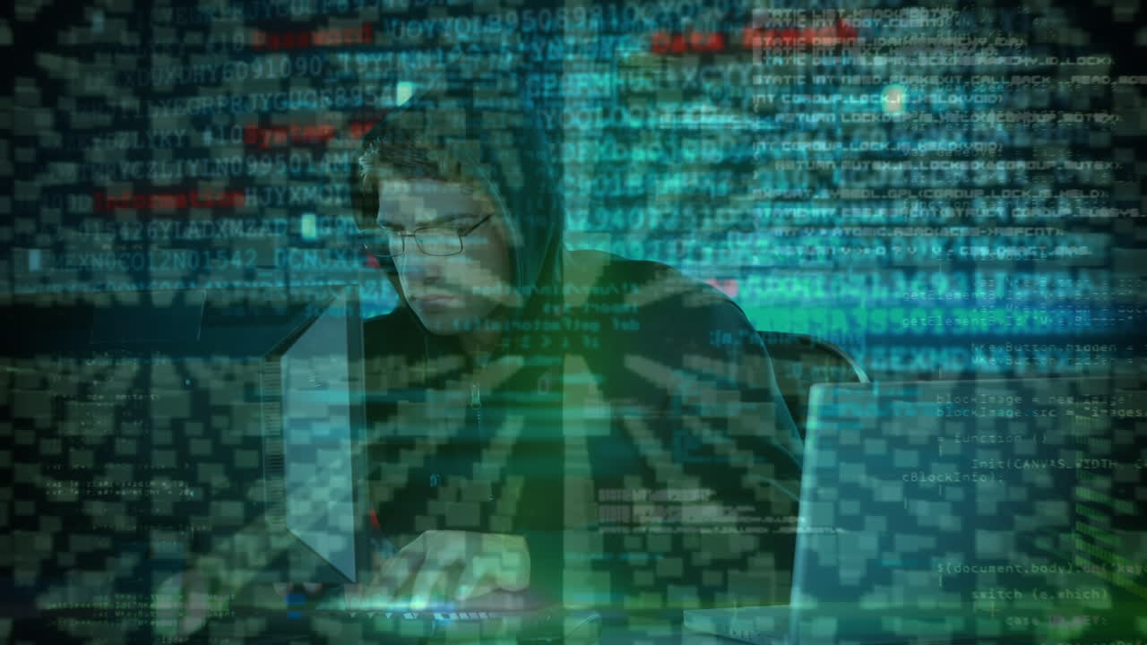 animación del procesamiento de datos sobre un hacker de computadoras caucásico usando computadora y portátil