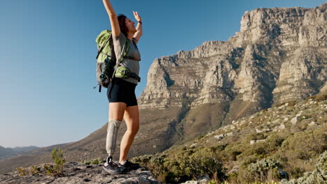 mujer inspiradora caminando por las montañas con una pierna protésica