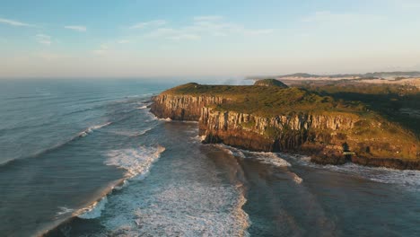 Felsige-Klippen-Des-Tropischen-Strandes-Auf-Atlantik-Bei-Sonnenaufgang