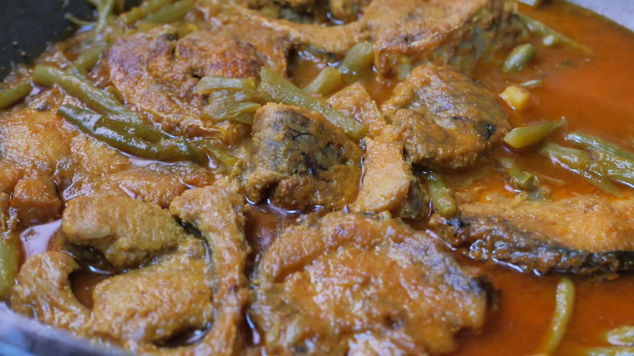 curry de pescado con frijoles verdes