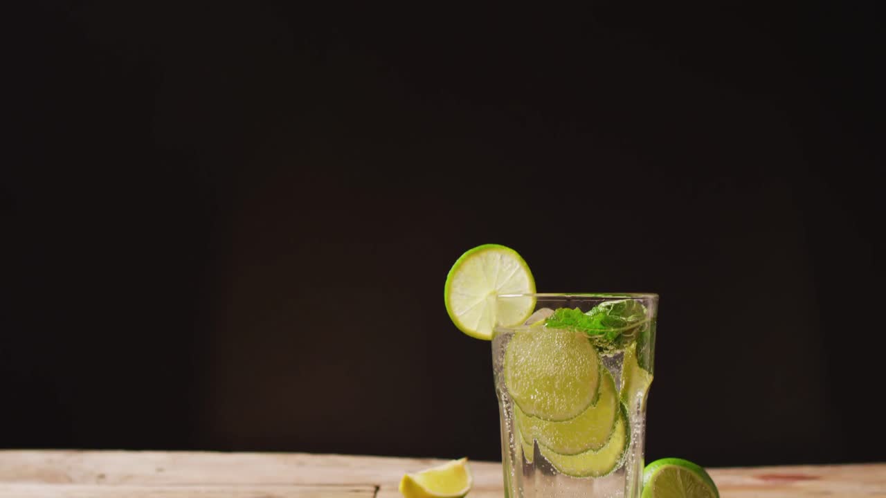 사본 공간과 함께 나무 테이블에 레몬과 함께 음료의 가까운