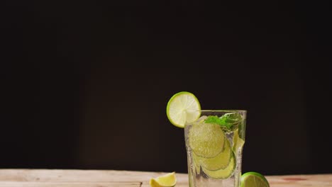 cerrar de bebidas con limones en la mesa de madera, con espacio de copia.