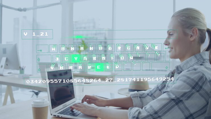 Animação de processamento de dados sobre empresária caucasiana usando laptop no escritório