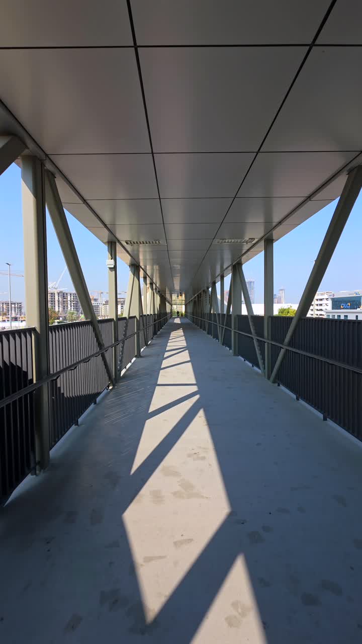 Passeggiando sul ponte pedonale a Dubai, EAU