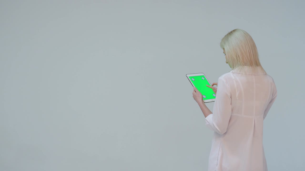 닥터는 태블릿 컴퓨터의 녹색 화면을 누르며