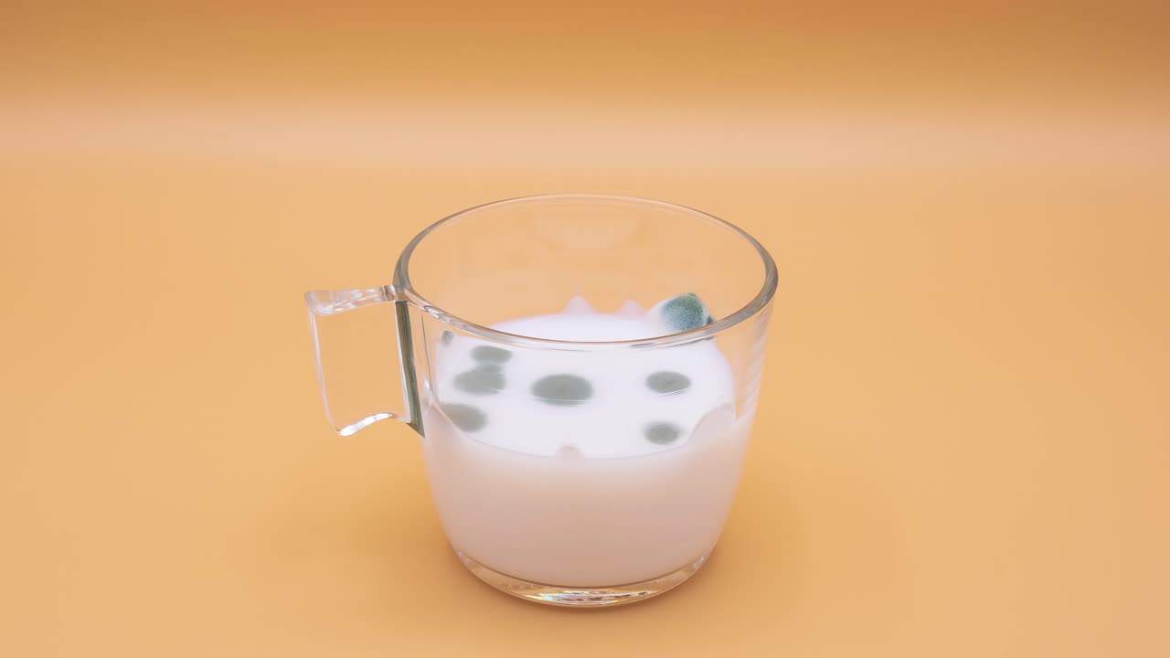 la leche en un vaso se echa a perder