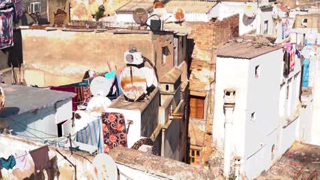 terrasse eines alten hauses mit auf dem dach gestreckten leinen in der kasbah von algier, algerien