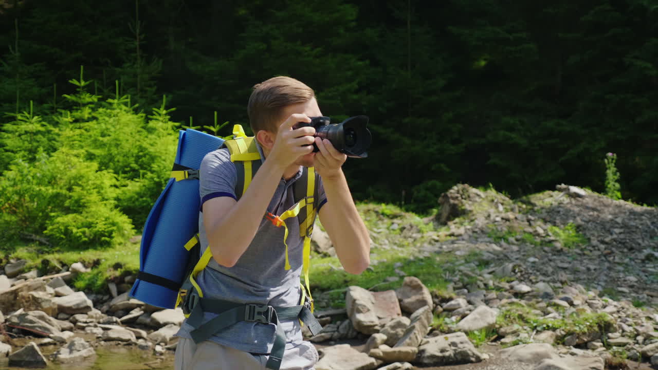 여행자는 자연의 사진을 찍는다