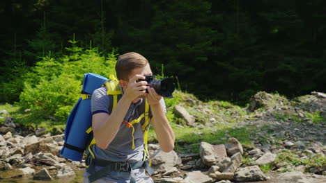 viajero toma fotos de la naturaleza