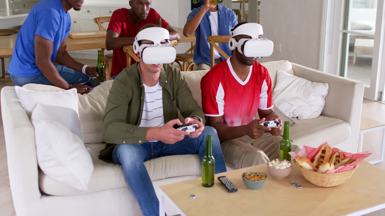 Due uomini che indossano visori VR bianchi giocano con i controller sul divano mentre il gioco sta iniziando