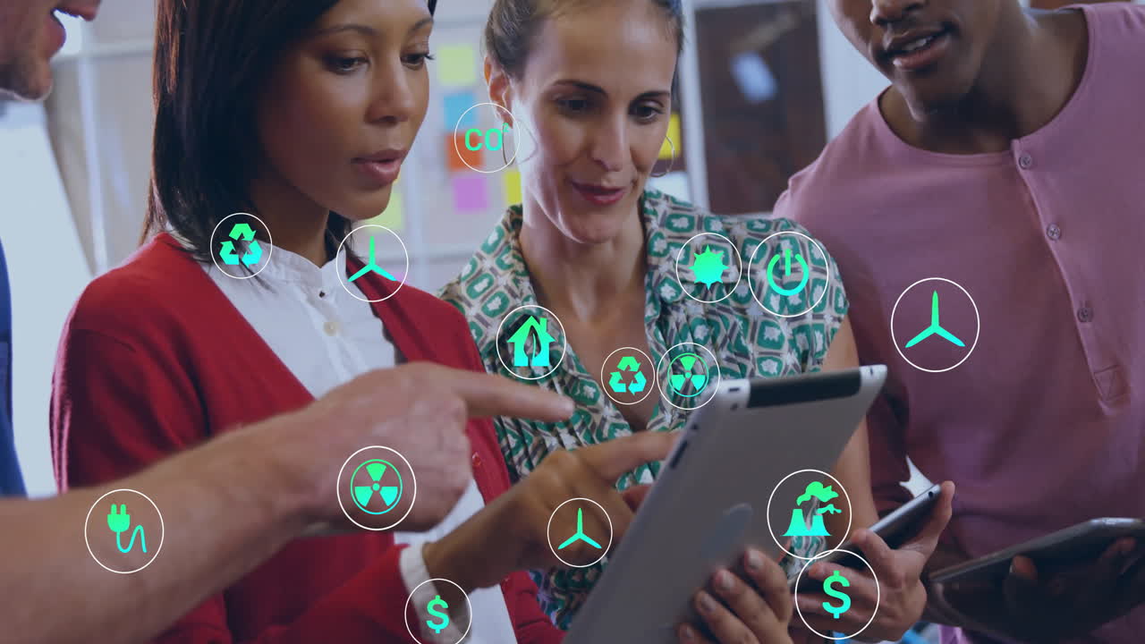 animación de iconos ecológicos y procesamiento de datos sobre diversas personas de negocios en la oficina