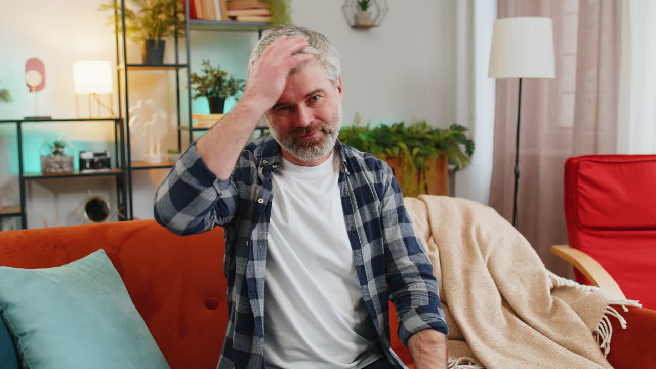 hombre maduro insatisfecho discutiendo hablando por video llamada se queja de problemas mirando a la cámara